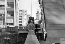 848366 Gezicht op de geopende Willemsbrug over de Stadsbuitengracht te Utrecht, met op de achtergrond de Mariaplaats.